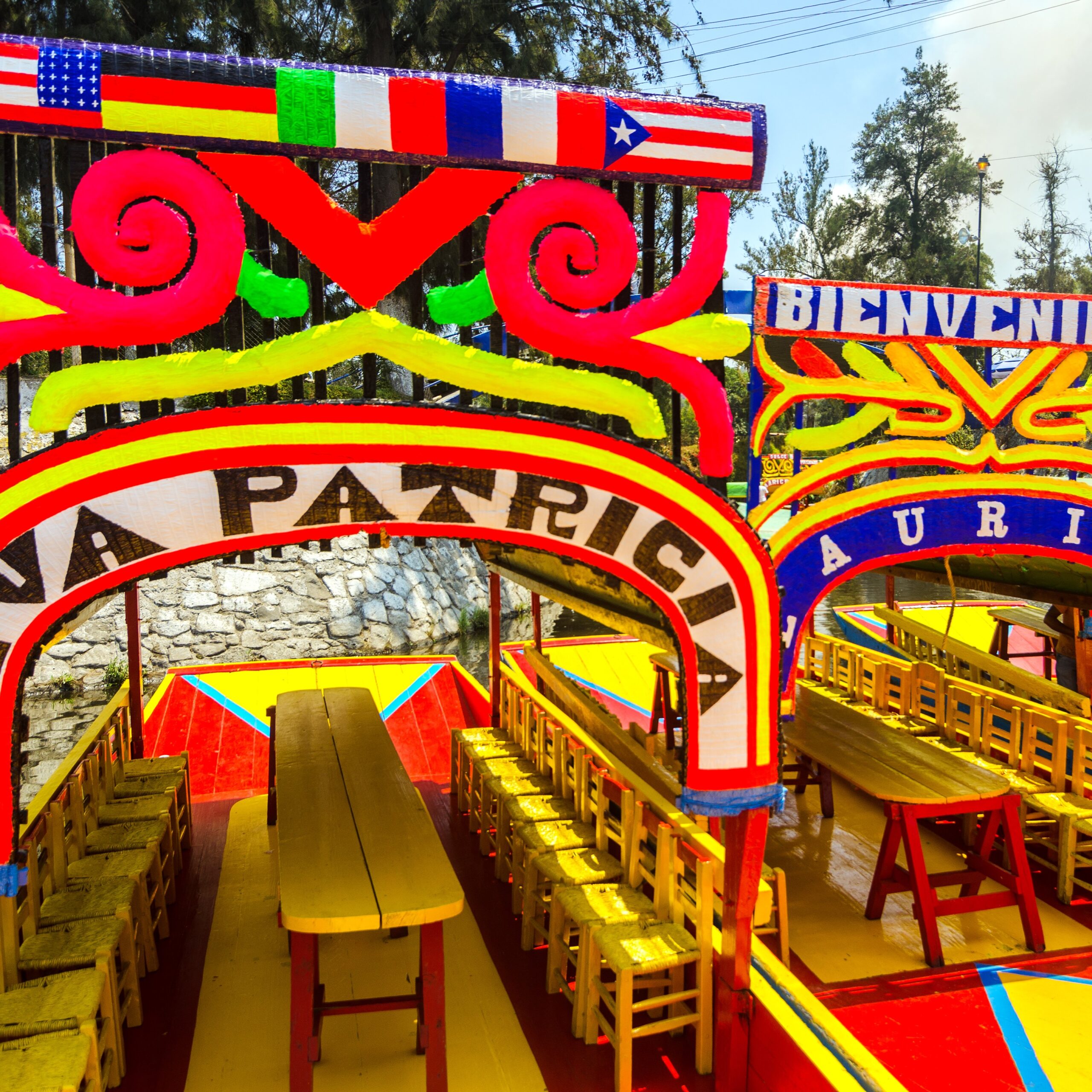 Tours trajineras coloridas en los antiguos canales aztecas en Xochimilco en la Ciudad de México